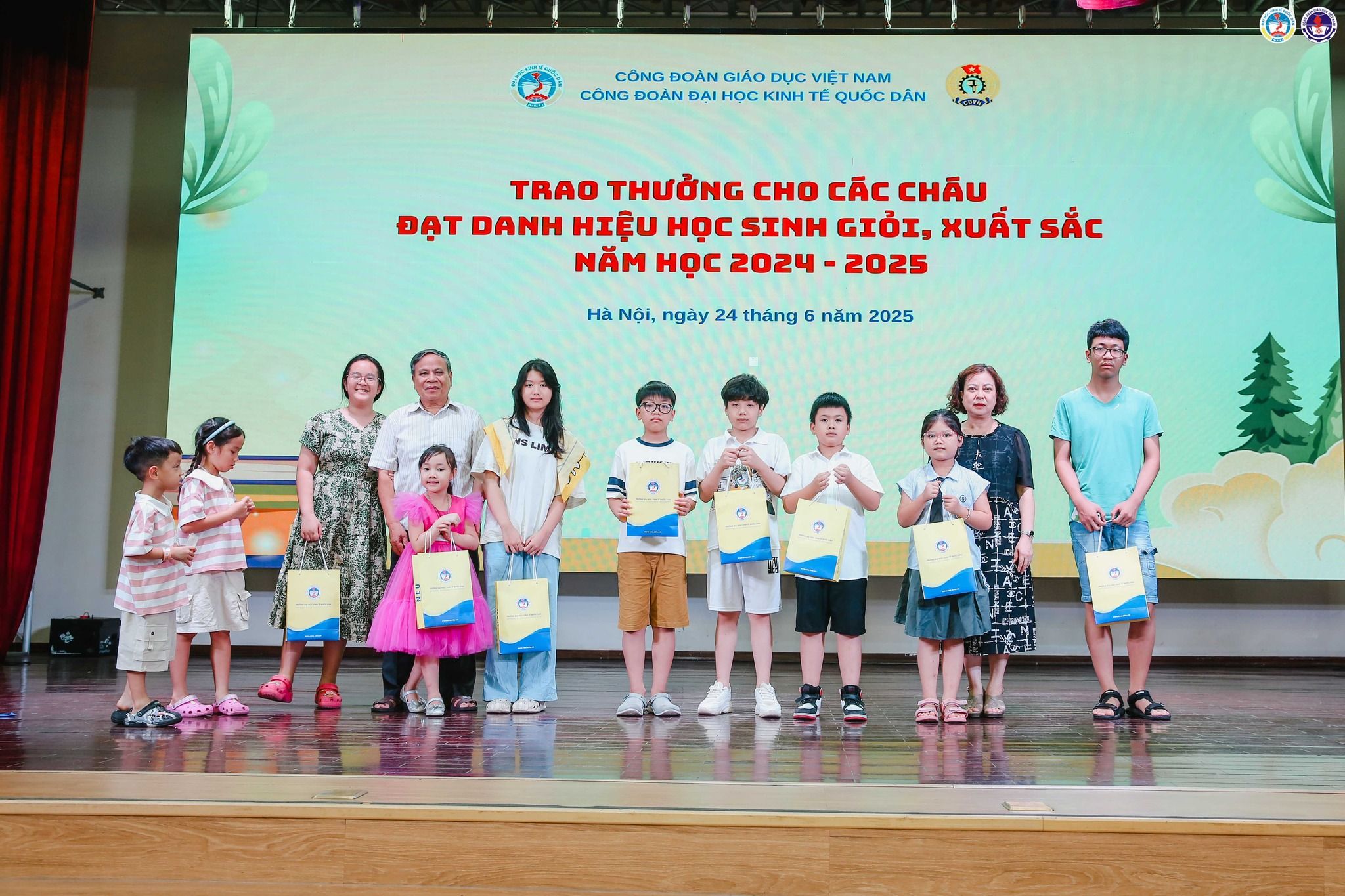 Lễ trao thưởng cho các cháu học sinh giỏi con viên chức và người lao động năm học 2024-2025 và chào mừng ngày Gia đình Việt Nam 28/6