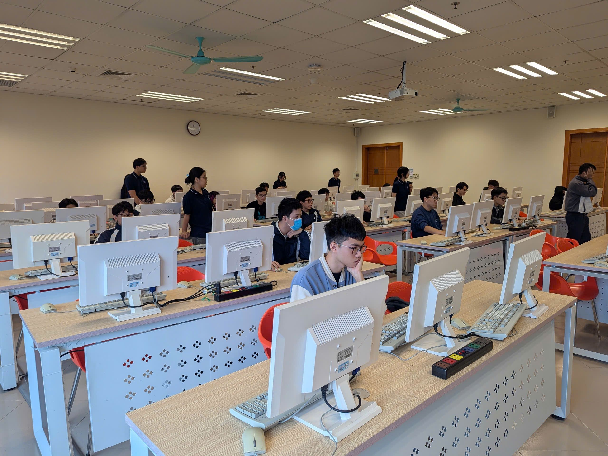 Kỳ thi Olympic Trí tuệ nhân tạo NEU 2025: Thí sinh tranh tài Machine Learning, Vision và NLP