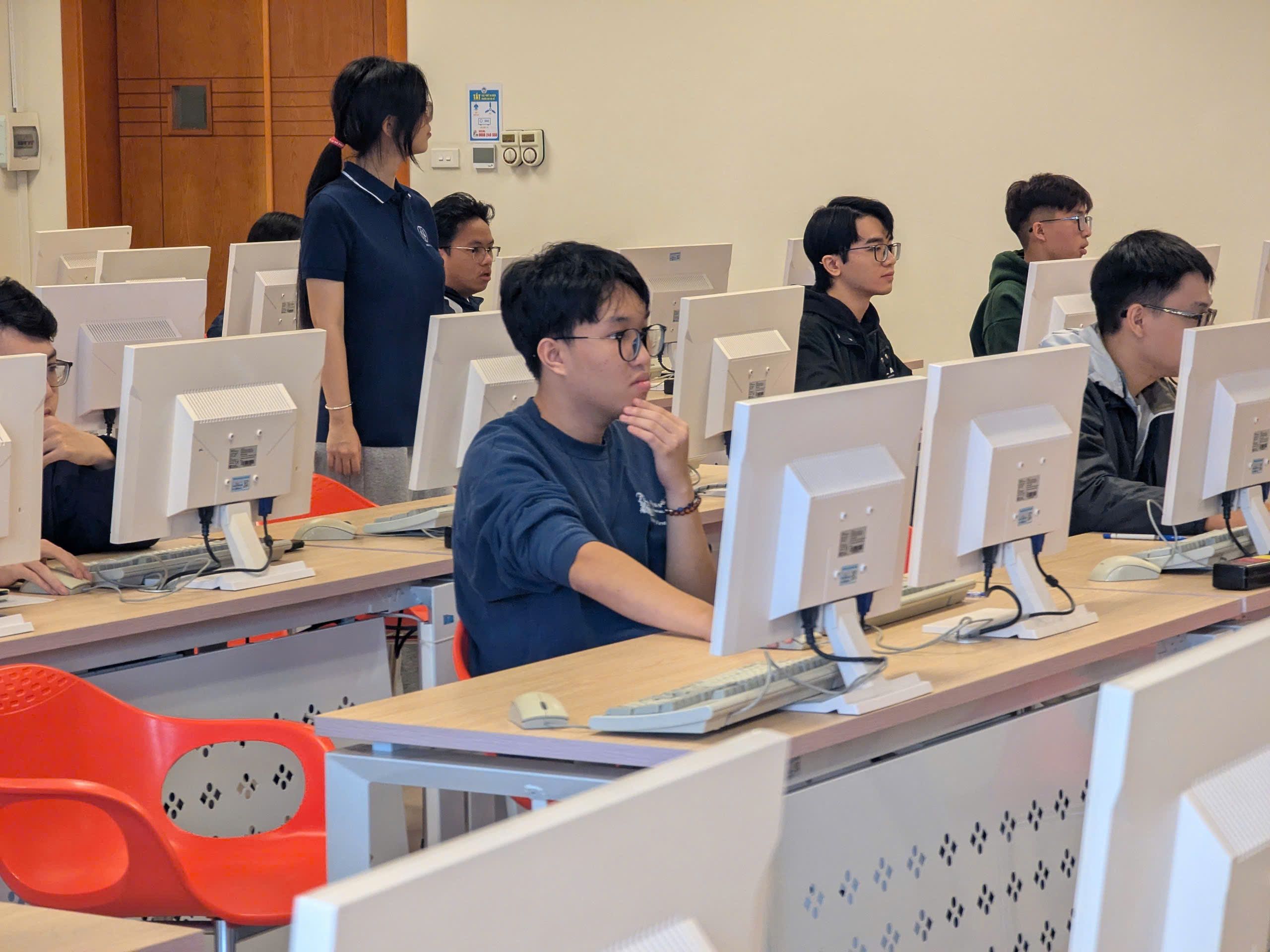 Khoa Công nghệ thông tin phối hợp tổ chức kỳ thi Olympic Tin học cấp Trường năm 2025 trên hệ thống Codelab